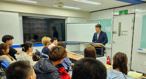 North Korean defectors' children born in third countries attend a class taught by Principal Yoon Dong-joo at Wooridul School, an alternative school in Gwanak District, southern Seoul. [JOONGANG ILBO]