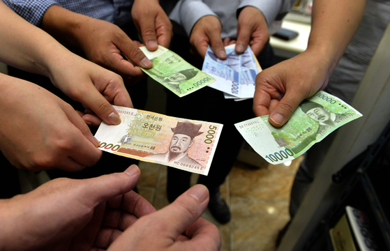 Public servants pool money to pay for a restaurant bill after a gathering in Daejeon in September 2016, when the Anti-corruption Act first took effect. [KIM SUNG-TAE] 