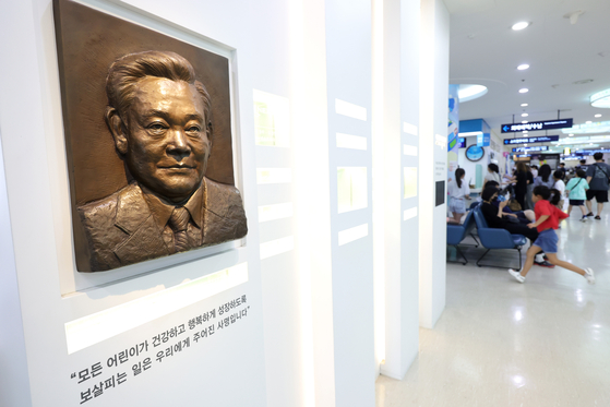 A sculpture of late Samsung Chairman Lee Kun-hee installed at a lobby at Seoul National University Hospital's Children Hospital in central Seoul [JANG JIN-YOUNG]