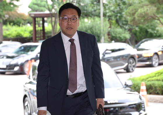 Kim Byoung-hwan, the new chief of the Financial Services Commission, arrives at the government complex in downtown Seoul to make his way into office for the first time on Wednesday. [YONHAP]
