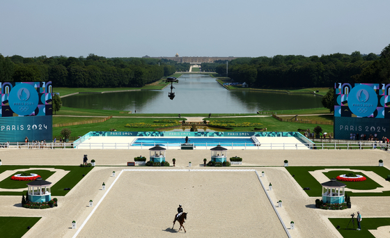 Korea's Hwang Young-shik rides Delmonte 7 at the Chateau de Versailles during the dressage qualifiers at the Paris Olympics Tuesday. [REUTERS/YONHAP]