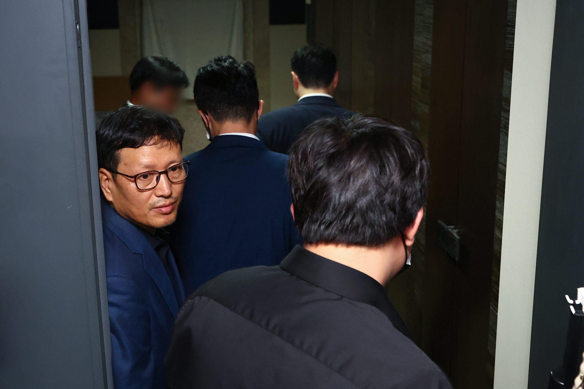 Qoo10 CEO Ku Young-bae enters his residence as it is raided by the prosecution on Thursday. [YONHAP] 