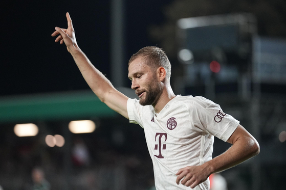 Konrad Laimer celebrates after scoring Bayern Munich's second goal against Preussen Muenster in Muenster, Germany on Sept. 26, 2023.  [AP/YONHAP]