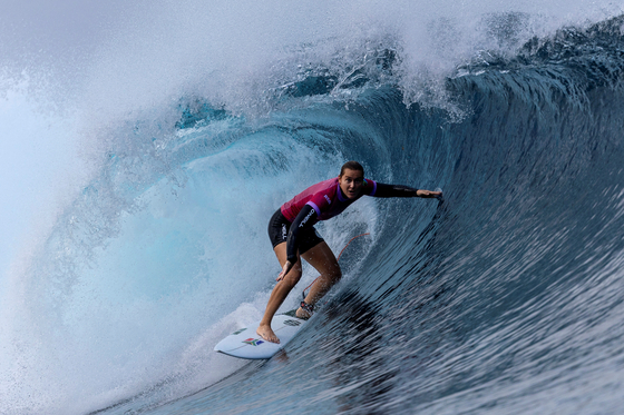 Sarah Baum of South Africa rides a wave during round 2 of the women's surfing competition at the 2024 Paris Olympics in Tahiti on Sunday. [REUTERS/YONHAP]