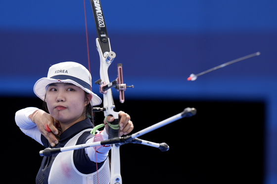Korea's Nam Su-hyeon shoots in the women's archery individual gold medal match against teammate Lim Si-hyeon in Paris on Saturday. [AP/YONHAP]