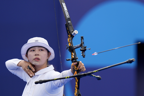 Korea's Lim Si-hyeon shoots in the women's archery individual gold medal match against teammate Nam Su-hyeon in Paris on Sunday.  [AP/YONHAP]