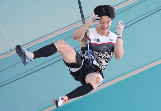 Korean sports climber Shin Eun-cheol reacts after finishing the men's speed elimination round of the Paris Olympics at Le Bourget Climbing Venue in Saint-Denis, France on Tuesday. [NEWS1]