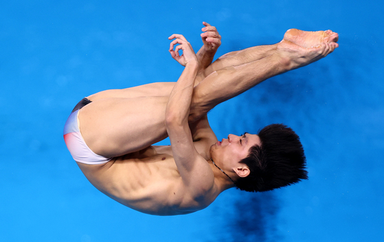 Korea's Yi Jae-gyeong is in action during the men's 3-meter springboard final at the Paris Olympics Wednesday in Saint-Denis, France. [REUTERS/YONHAP]