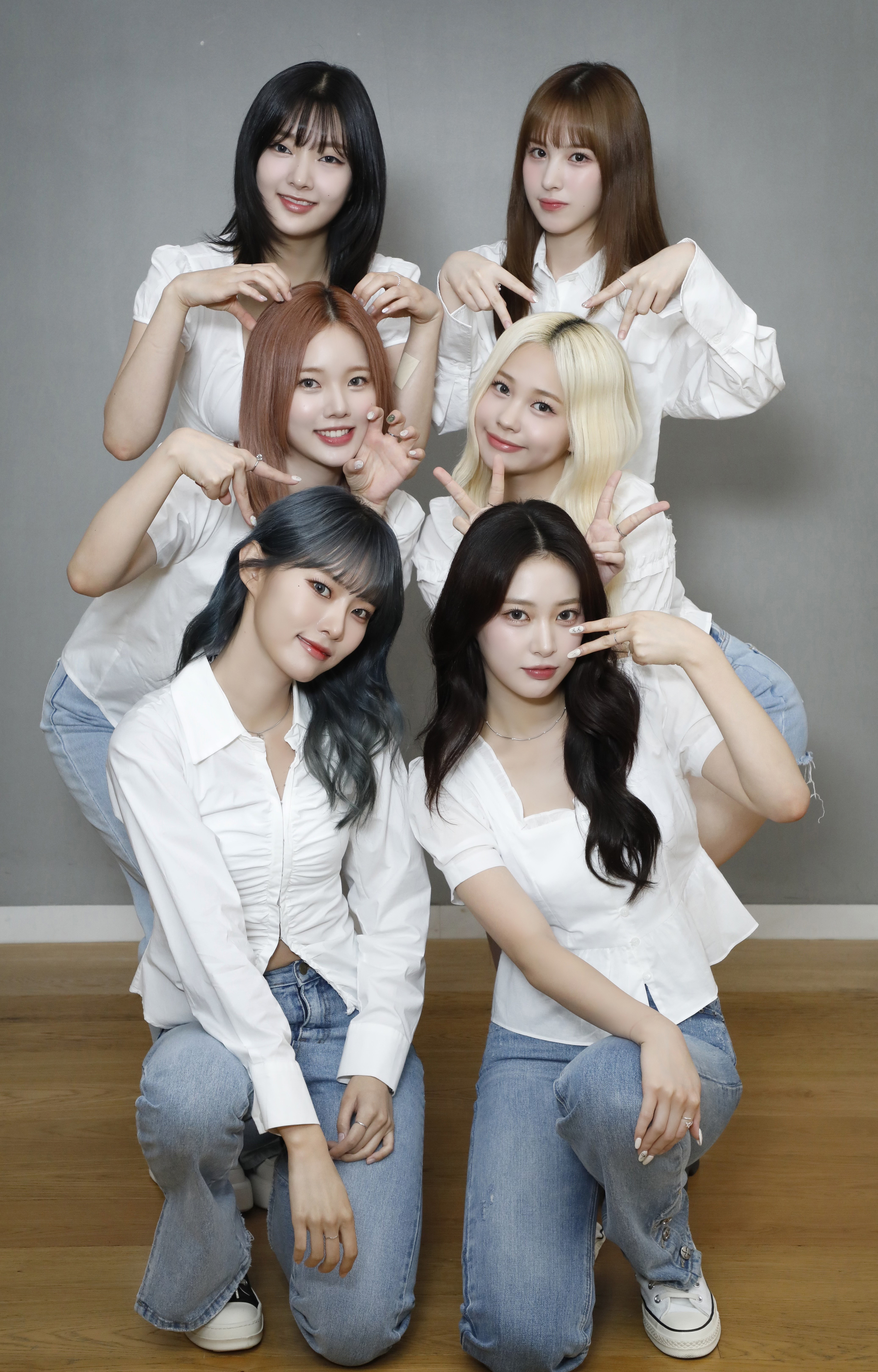 Girl group Weeekly poses for the camera during an interview with the Korea JoongAng Daily, held in Mapo District, western Seoul shortly after wrapping up promotions for ″Lights On,″ the lead track of the group's latest EP, ″Bliss.″ [PARK SANG-MOON]