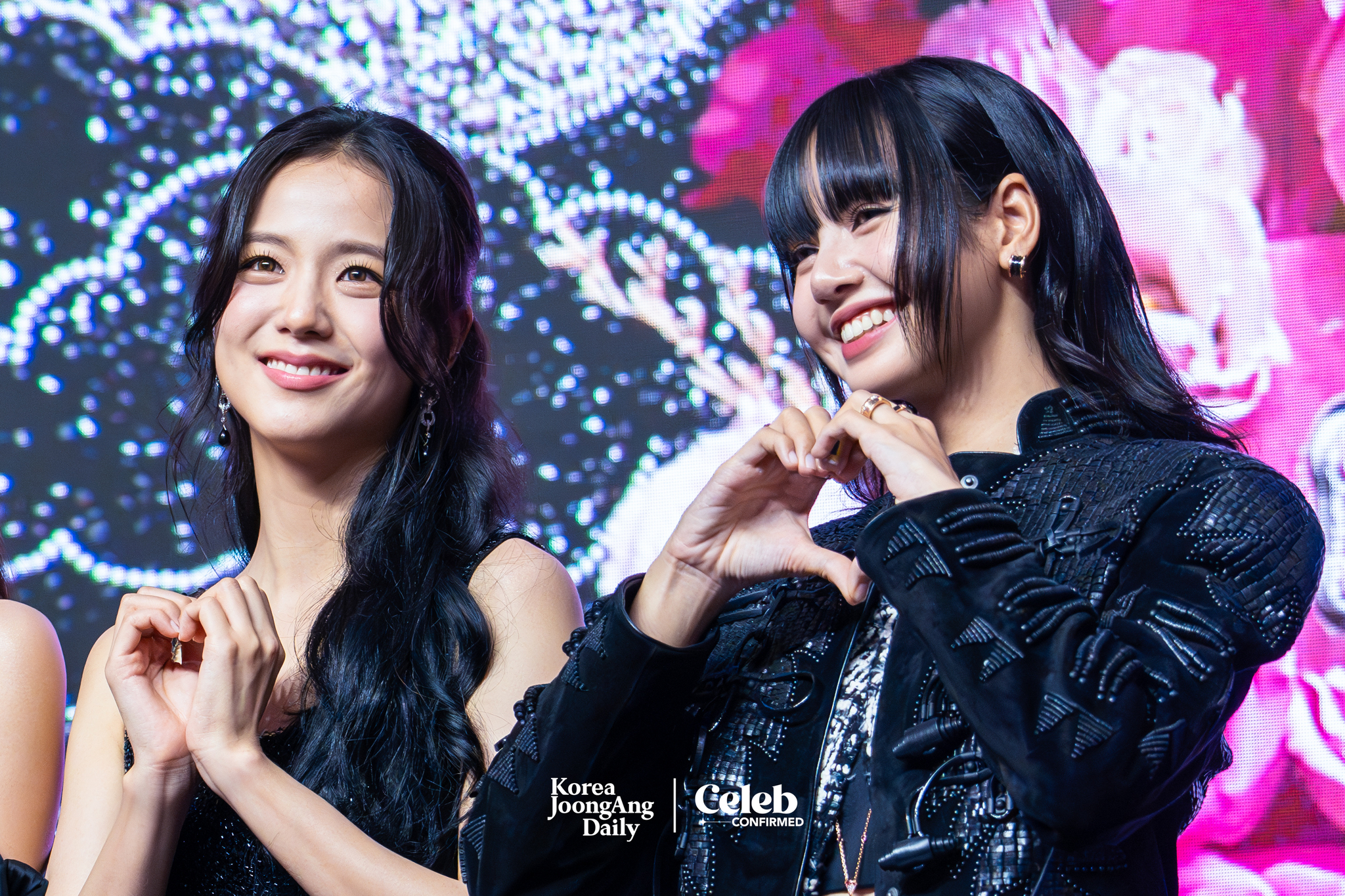 Blackpink’s Jisoo and Lisa during the “pink carpet” event Friday at Times Square in Yeongdeungpo District, western Seoul. [DANIELA GONZALEZ PEREZ]