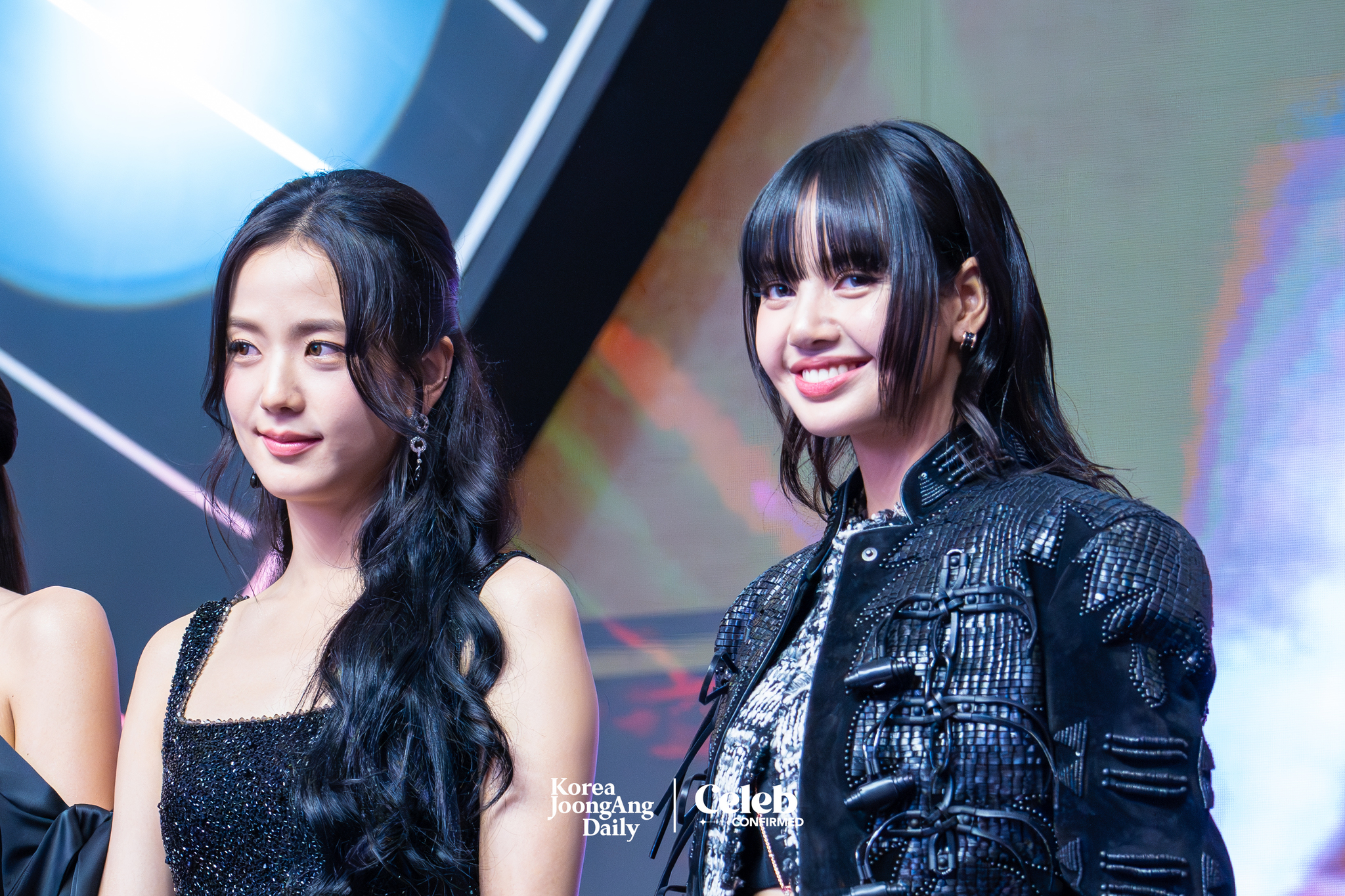 Blackpink’s Jisoo and Lisa during the “pink carpet” event Friday at Times Square in Yeongdeungpo District, western Seoul. [DANIELA GONZALEZ PEREZ]