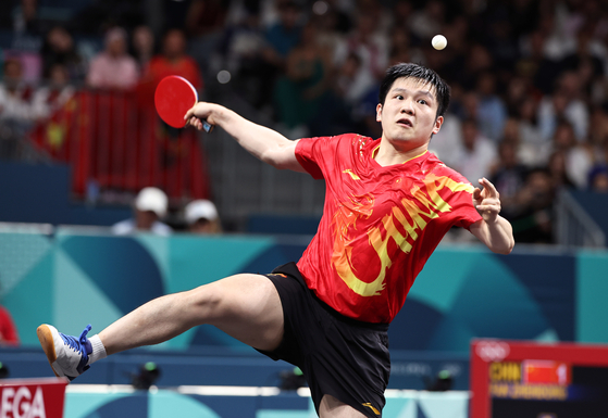 Fan Zhendong of China competes in the men's table tennis team gold medal match in Paris on Friday.  [XINHUA/YONHAP]