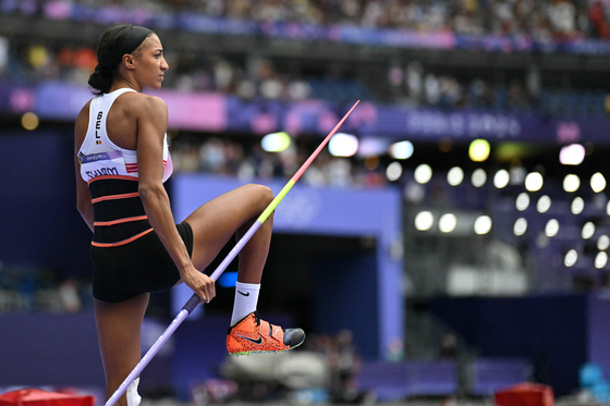 Belgium's Nafissatou Thiam reacts prior to competing in the women's heptathlon javelin throw in Paris on Friday.  [AFP/YONHAP]