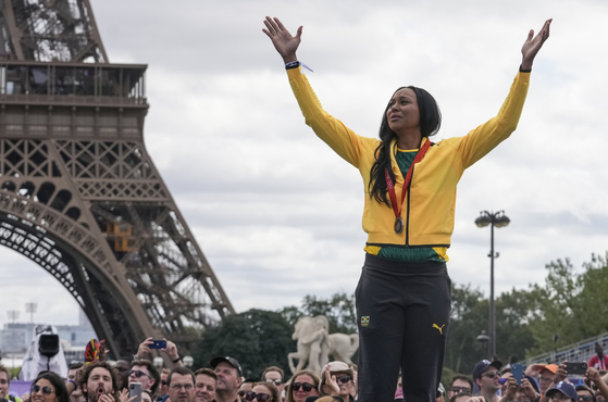 Chelsea Hammond-Ross of Jamaica waves to the crowd after receiving her bronze medal in the 2008 Olympic women's long jump during the Olympic medal reallocation ceremony in Paris on Friday.  [AP/YONHAP]