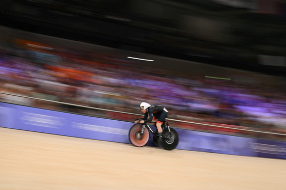 Britain's Emma Finucane competes in a women's track cycling sprint qualifying round in Montigny-le-Bretonneux, France on Friday.  [AFP/YONHAP]