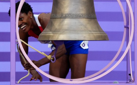 Marileidy Paulino of the Dominican Republic rings the bell after winning gold in the women's 400 meters in Paris on Friday.  [REUTERS/YONHAP]