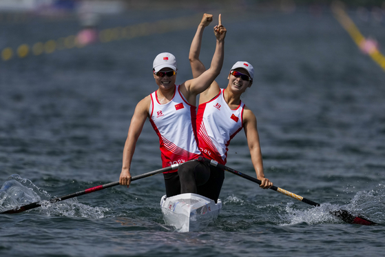China's Sun Mengya and Xu Shixiao reacts to winning gold in the women's canoe double 500-meter finals in Vaires-sur-Marne, France on Friday.  [AP/YONHAP]