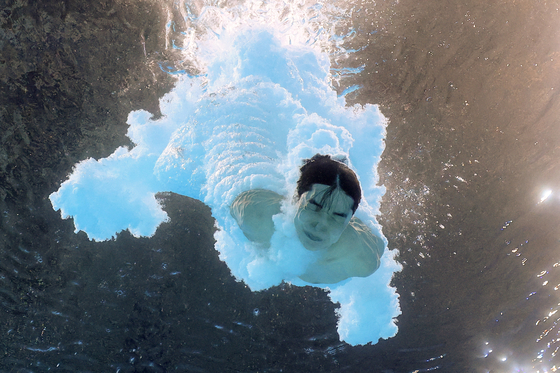 Korea's Shin Jung-whi in action in the men's 10-meter platform semifinal at the Aquatics Centre in Saint-Denis, France on Saturday. [REUTERS/YONHAP]