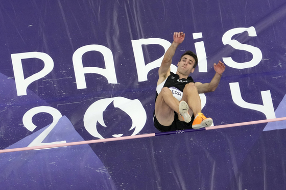 Hamish Kerr, of New Zealand, clears the bar to win the men's high jump final at the Paris Olympics in Saint-Denis, France on Saturday [AP/YONHAP]