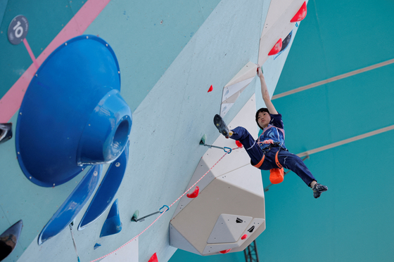 Erin Ai Mori of Japan in action during the women's boulder and lead final at Le Bourget Sport Climbing Venue in Le Bourget, France on Saturday. [REUTERS/YONHAP] 