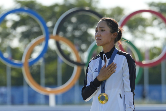 Lydia Ko of New Zealand, wearing her gold medal, cries as the New Zealand national anthem is played during the medal ceremony following the final round of the women's golf tournament at the 2024 Paris Olympics on Saturday at Le Golf National in Saint-Quentin-en-Yvelines, France. [AP/YONHAP]
