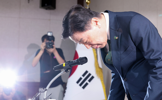 Kim Hyung-seok, the new director of the Independence Hall of Korea, bows during a press conference held at the Seoul Regional Office of Patriots and Veterans Affairs in central Seoul on Monday. The conference addressed the cancellation of the Independence Hall’s Liberation Day celebration and his alleged ties to the New Right movement. [NEWS1]