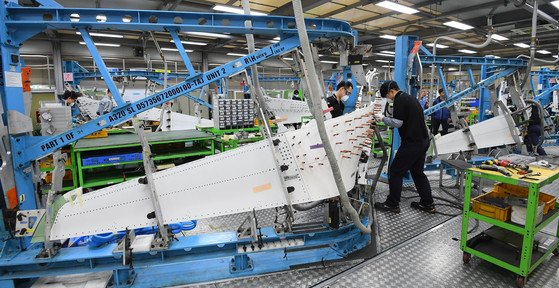 At the Korean Air's Busan Tech Center, employees are assembling an A320 sharklet, a structure mounted on the main wingtip of the aircraft. [KOREAN AIR]