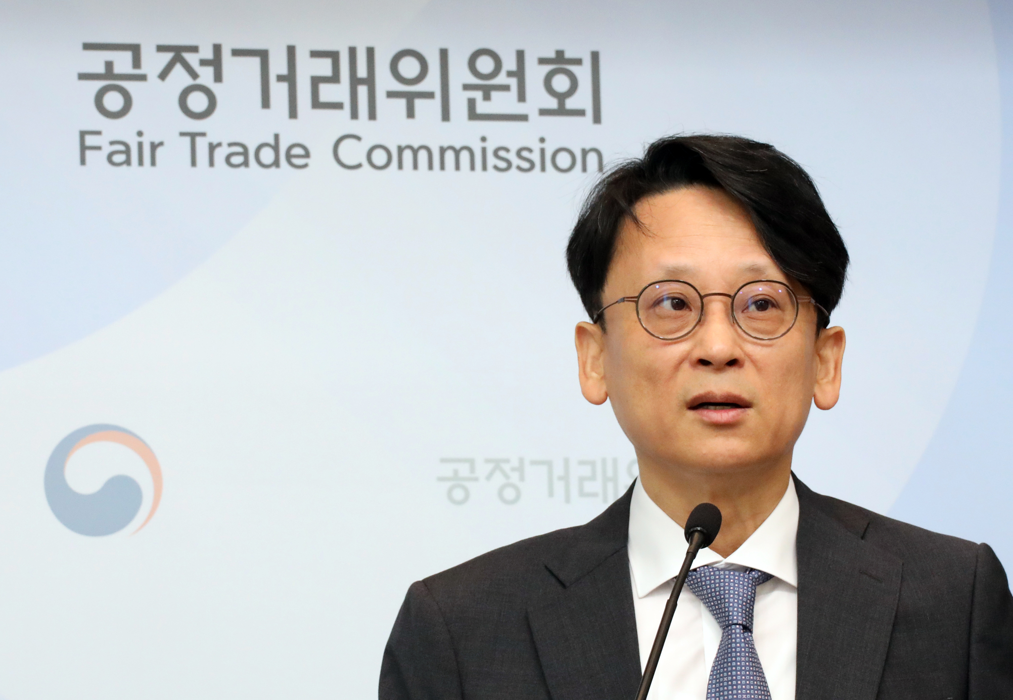 Yoo Seong-wook, director general of the business group monitoring bureau at the Fair Trade Commission (FTC), speaks during a press briefing on the regulator's decision to fine CJ Freshway on Tuesday at the watchdog's headquarters in Sejong. [YONHAP]