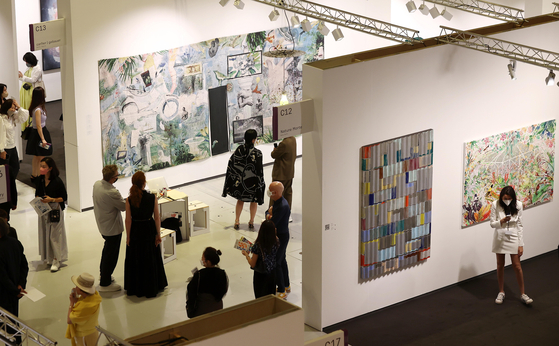 Visitors take part in the VIP opening of Frieze Seoul 2023 on Sept. 6, 2023, at Coex convention hall in southern Seoul. Frieze Seoul ran until Sept. 9 in tandem with KIAF, or the Korea International Art Fair, also in COEX. [YONHAP]