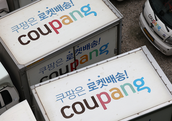 Coupang's logistics trucks are parked in a parking lot in Jung District, central Seoul, on Aug. 7. [NEWS1] 