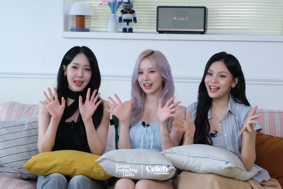 Girl group VIVIZ poses for the camera during a FanTalk 2 video interview with the Korea JoongAng Daily and Celeb Confirmed. [CHO YONG-JUN] 