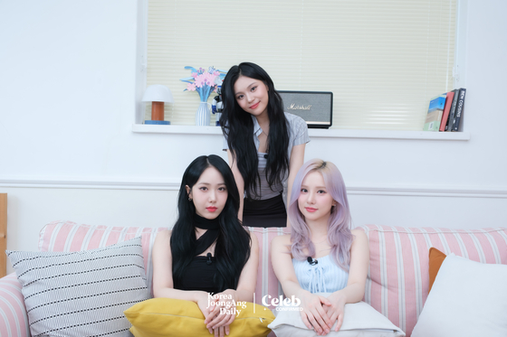 Girl group VIVIZ poses for the camera during a FanTalk 2 video interview with the Korea JoongAng Daily and Celeb Confirmed. [CHO YONG-JUN] 