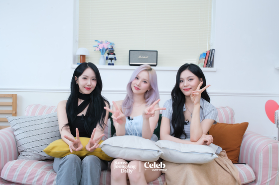 Girl group VIVIZ poses for the camera during a FanTalk 2 video interview with the Korea JoongAng Daily and Celeb Confirmed. [CHO YONG-JUN] 