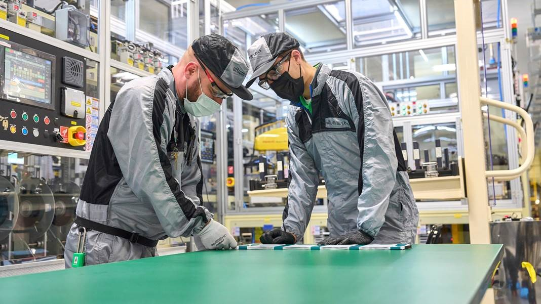 Ultium Cells employees work at its battery manufacturing plant in Lordstown, Ohio. Ultium Cells is a 50:50 joint battery venture between LG Energy Solution and General Motors. [LG ENERGY SOLUTION] 