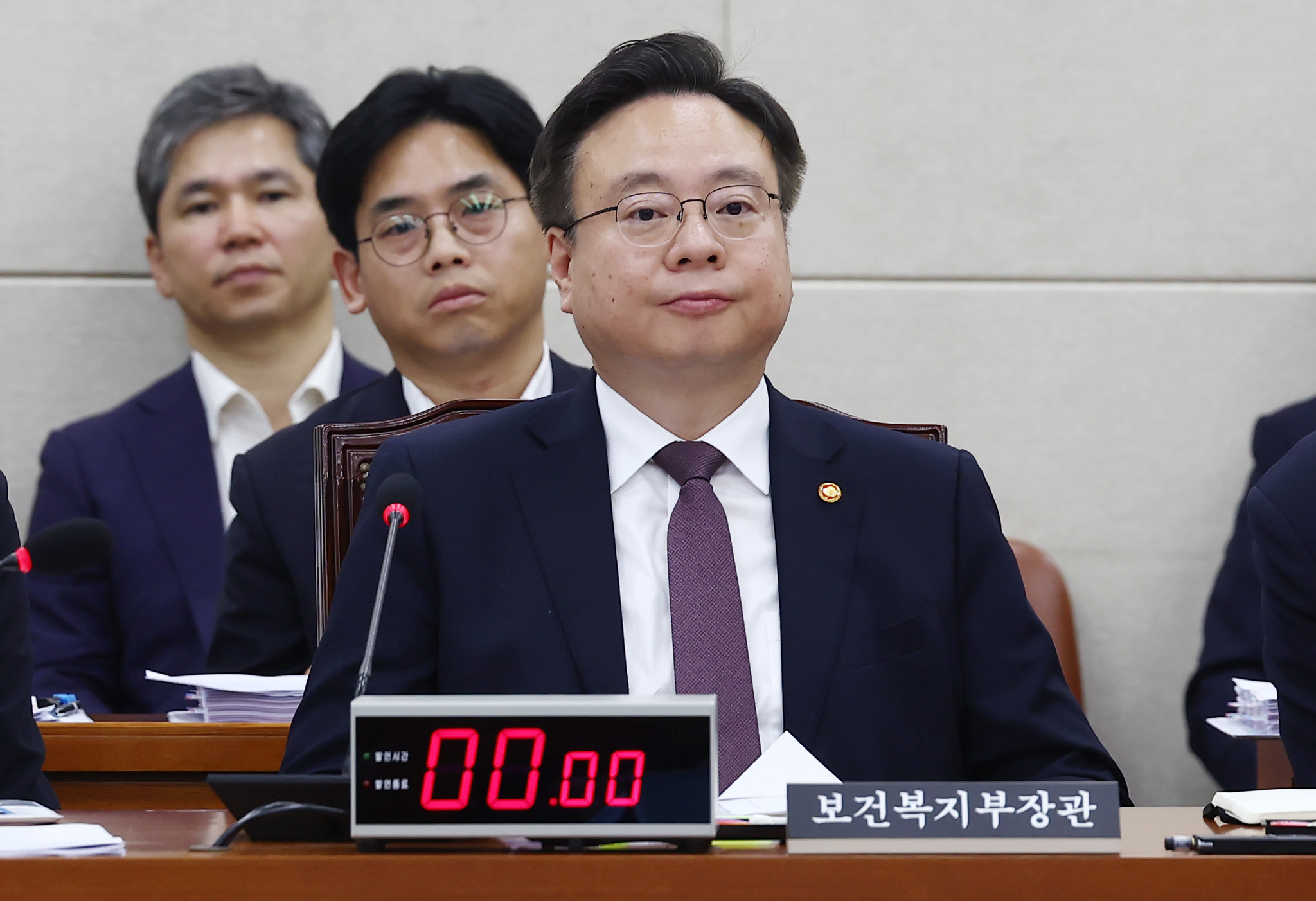 Health Minister Cho Kyoo-hong speaks during a session at the National Assembly in Seoul on Tuesday. [NEWS1]