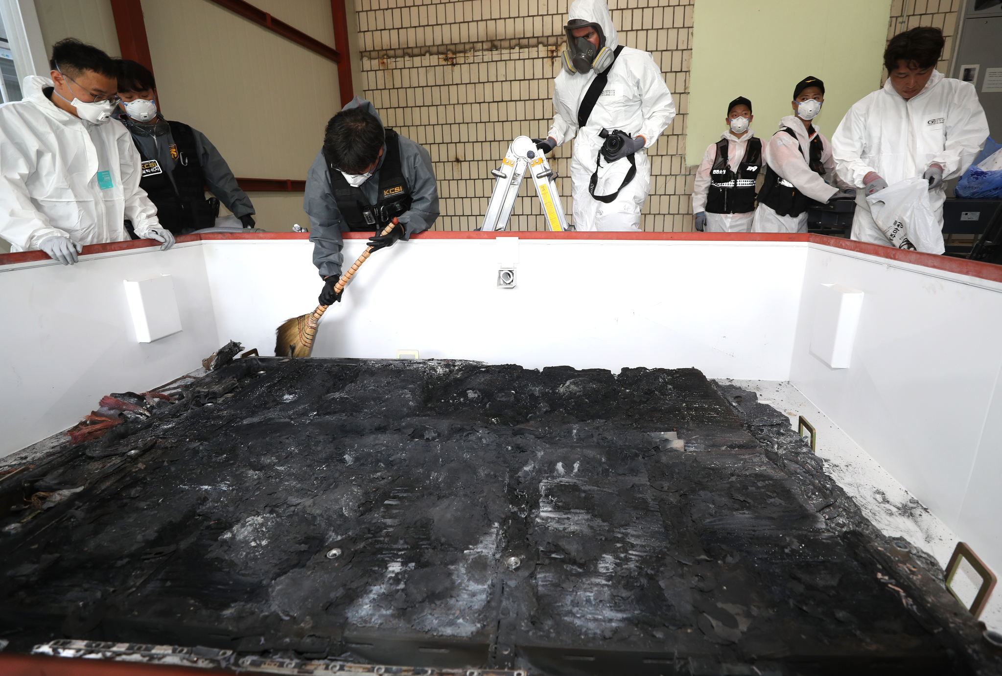The fire authorities on Monday conduct a joint investigation on burned battery modules from a Mercedes EQE EV that burst into flames in an underground parking lot in an apartment complex in Incheon earlier in the month. [NEWS1] 