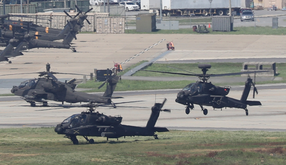 Apache choppers take off at U.S. Camp Humphreys in Pyeongtaek, Gyeonggi, on Monday as South Korea and the United States kicked off the annual Ulchi Freedom Shield (UFS) exercise for an 11-day run to bolster their joint defense readiness amid advancing North Korean military threats. [NEWS1]