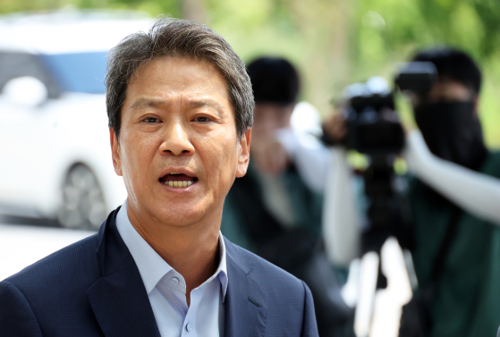 Im Jong-seok, who served as former President Moon Jae-in's chief of staff, arrives for questioning at the Jeonju District Prosecutors' Office in Jeonju, North Jeolla, on Tuesday afternoon. [YONHAP]