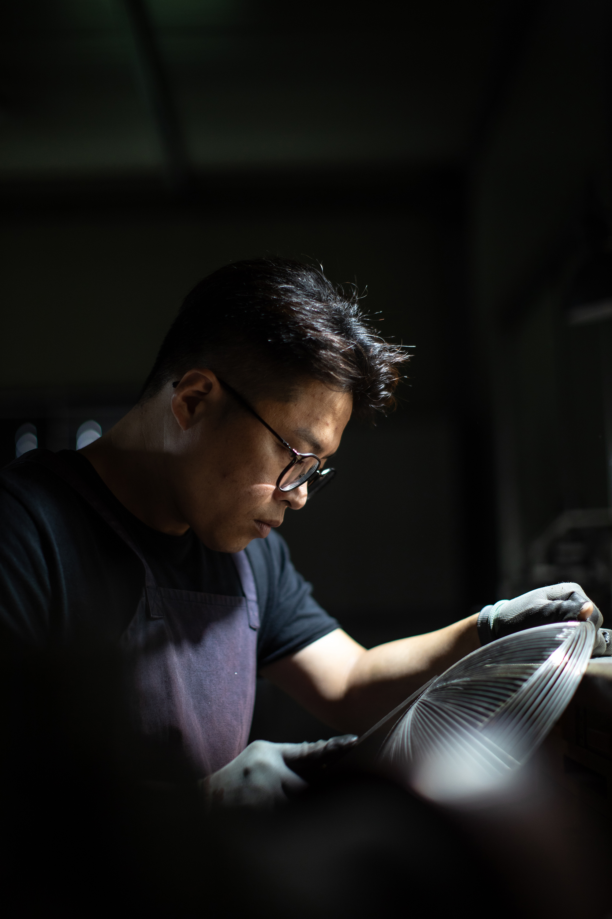 Cheon Woo-sun works on his wire vessels in his studio in Goyang, Gyeonggi [SOLUNA ART GROUP]