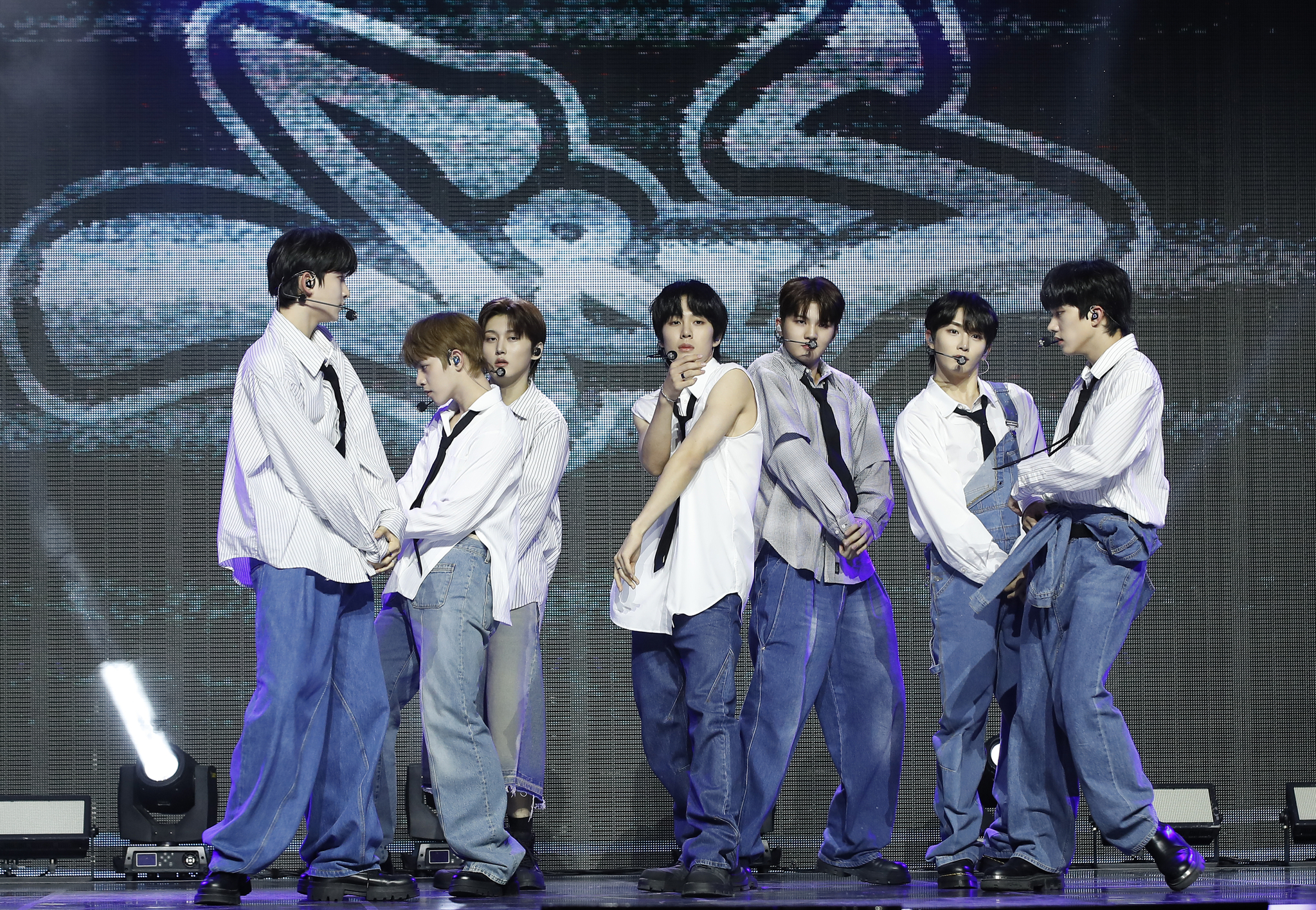 Boy band ARrC performs its debut track ″S&S (sour and sweet)″ during a showcase held at the Blue Square music venue in central Seoul on Aug. 19. [NEWS1]