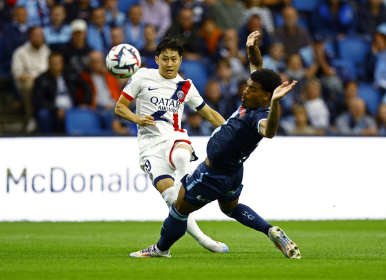 Paris Saint-Germain's Lee Kang-in, left, scores a goal in a Ligue 1 match against Le Havre in Le Havre, France on Friday. [REUTERS/YONHAP]