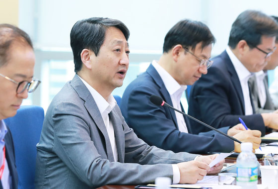 Korea's Industry Minister Ahn Duk-geun speaks during a conference about "super eul" supportive measures at Eo Technics' headquarters in Anyang, Gyeonggi, on Tuesday. [MINISTRY OF TRADE, INDUSTRY AND ENERGY]
