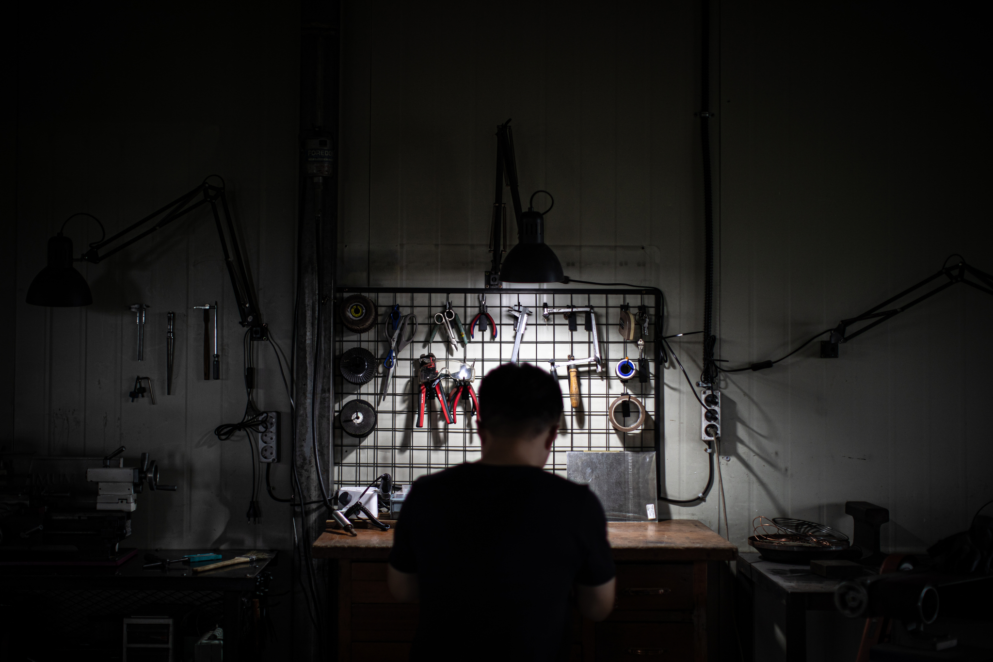 Cheon Woo-sun works on his wire vessels in his studio in Goyang, Gyeonggi [SOLUNA ART GROUP]
