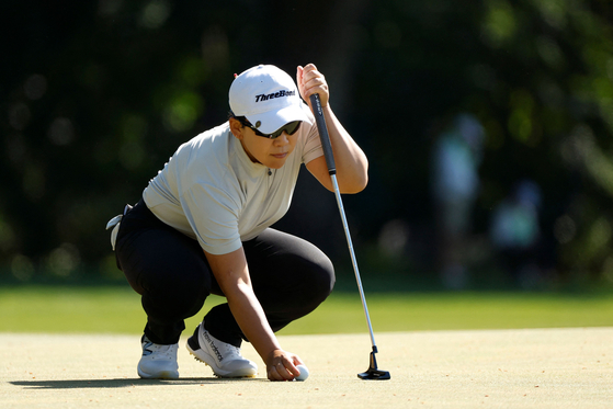 Korea's Shin Ji-yai lines up a putt on the 13th green during the first round of the U.S. Women's Open at Lancaster Country Club on May 30 in Lancaster, Pennsylvania. [AFP/YONHAP]