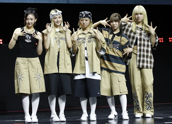 Girl group Young Posse poses for photos during a showcase held on Aug. 21 for the release of its third EP ″Ate That″ in Sinchon, western Seoul. [NEWS1]