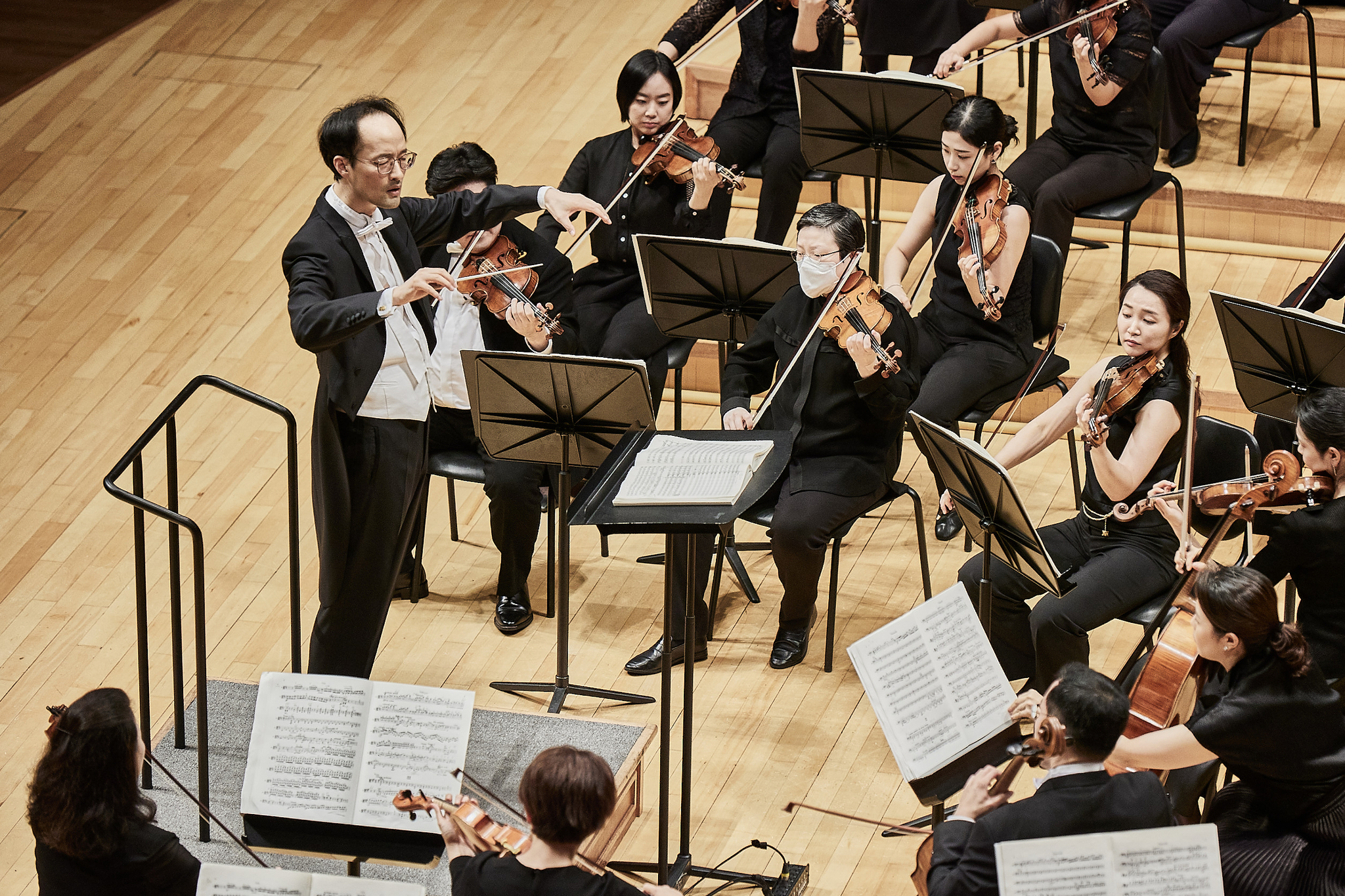 Choi Hee-chuhn is shown here conducting at a concert. The conductor is set to perform with the Suwon Philharmonic Orchestra on Sept. 8. [LOTTE FOUNDATION OF ARTS]