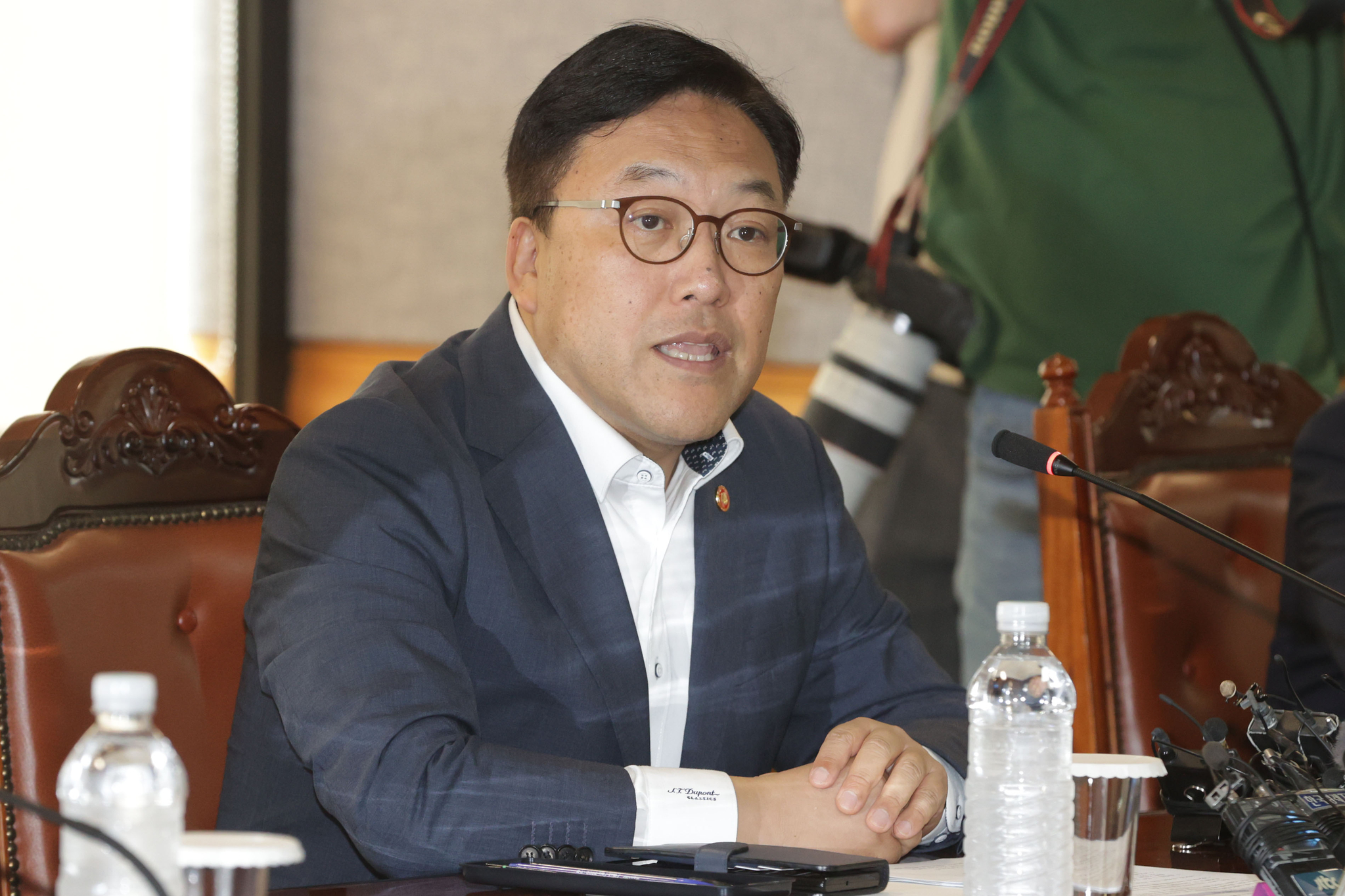 Financial Services Commission Chairman Kim Byoung-hwan speaks during a meeting with chief executives of domestic banks held at the Korea Federation of Banks in central Seoul on Tuesday. [YONHAP]