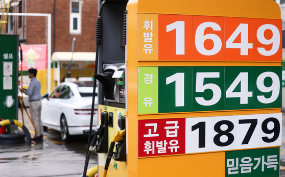 Prices are displayed at a gas station in downtown Seoul on Wednesday. The Ministry of Economy and Finance announced Wednesday that it would extend fuel tax cuts for two months through October. [YONHAP]