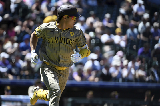 San Diego Padres' Kim Ha-seong runs to first base after hitting a single in the third inning of a game against the Colorado Rockies on Sunday in Denver. [AP/YONHAP]