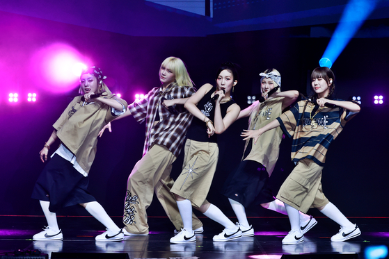 Girl group Young Posse performs its new track ″Ate That″ during a showcase held on Aug. 21 for the release of its third EP ″Ate That″ in Sinchon, western Seoul. [YONHAP]